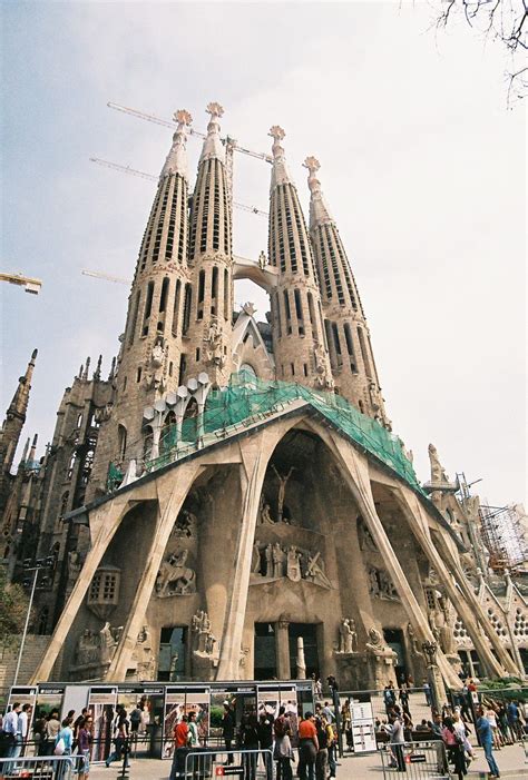 who designed the sagrada familia in barcelona